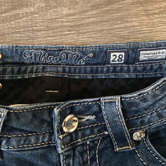 Miss Me Jean. Bootcut Signature rise Size 28. - Picture 2 of 6